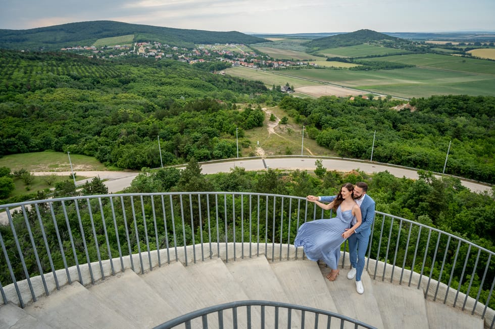 Jegyben járó pár jegyesfotózás közben a Bence-hegyi kilátóban a Velencei tó mellett, háttérben gyönyörű kilátás a természetre.