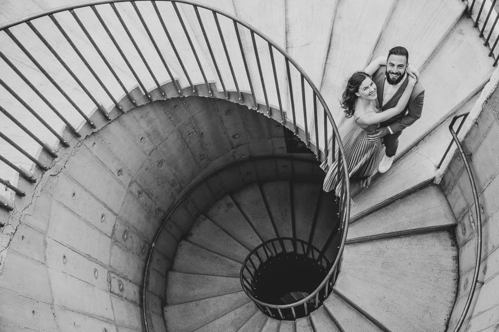 Fiatal pár jegyesfotózás közben a Bence-hegyi kilátóban a csigalépcsőn a Velencei tó mellett.