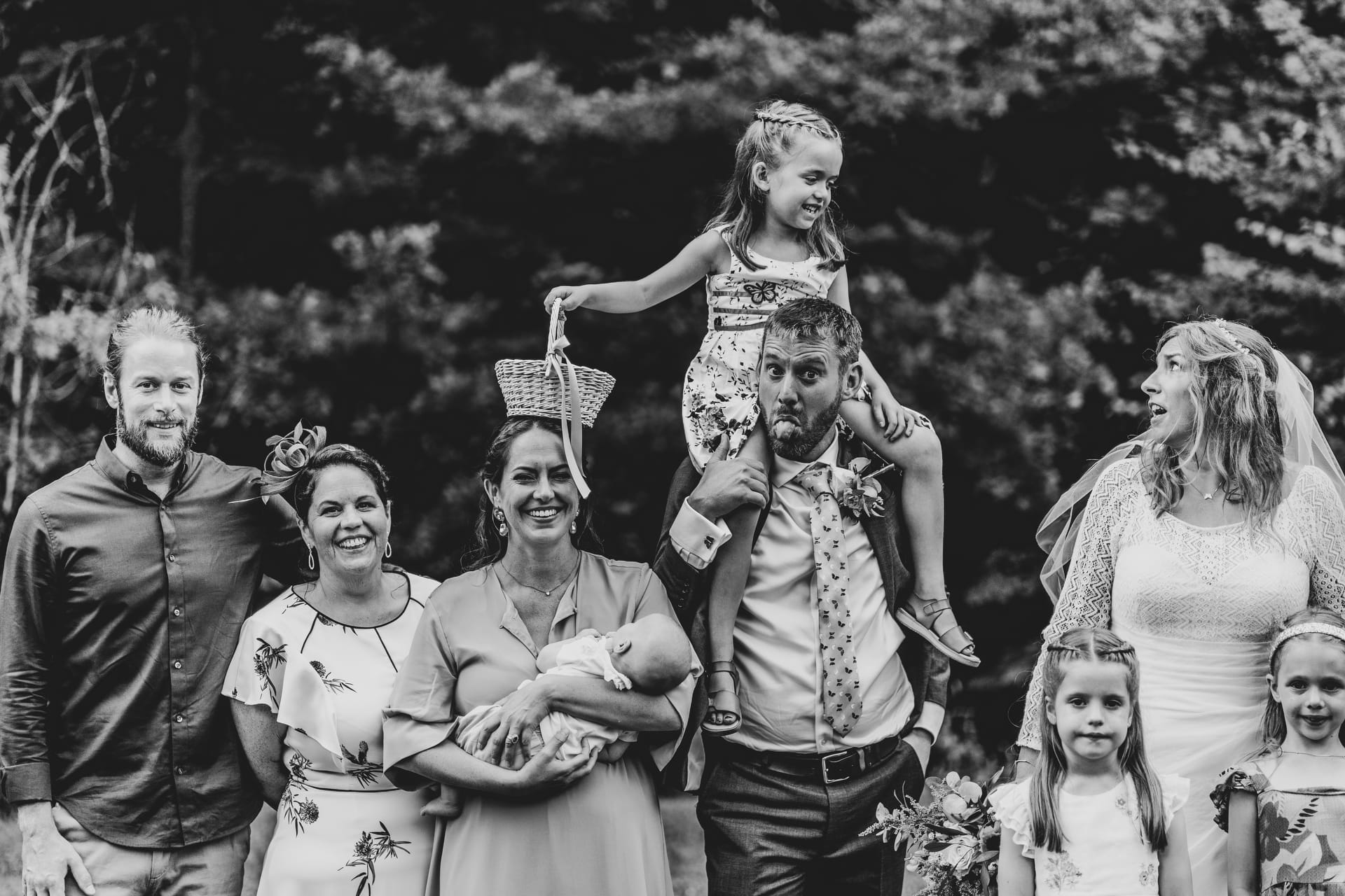 bakony-eskuvo-csoportkep-fotozas-vicces-gyerek-termeszet