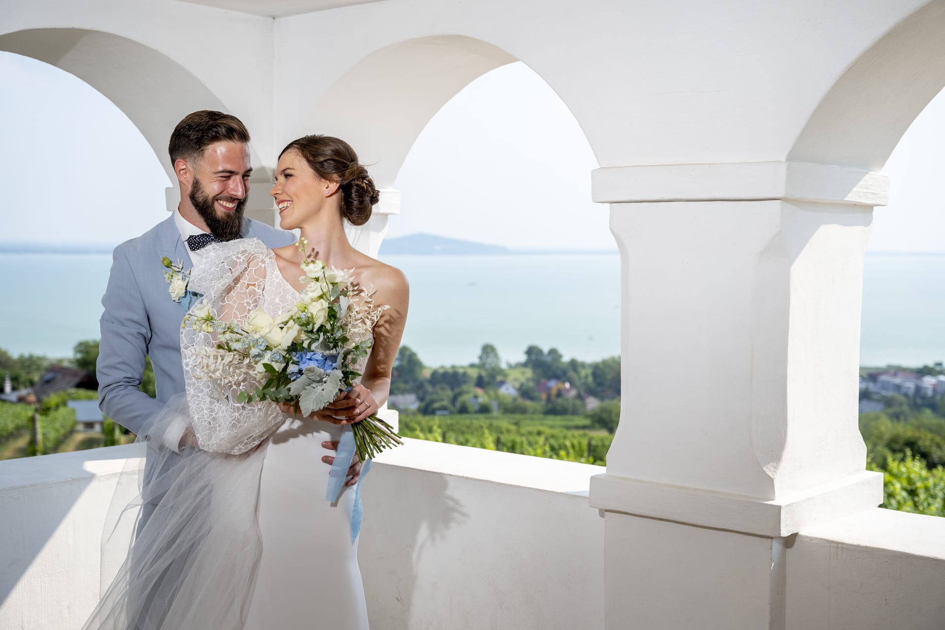 Esküvői kreatív fotózás a házaspárral Badacsony mellett, háttárben a Balaton.