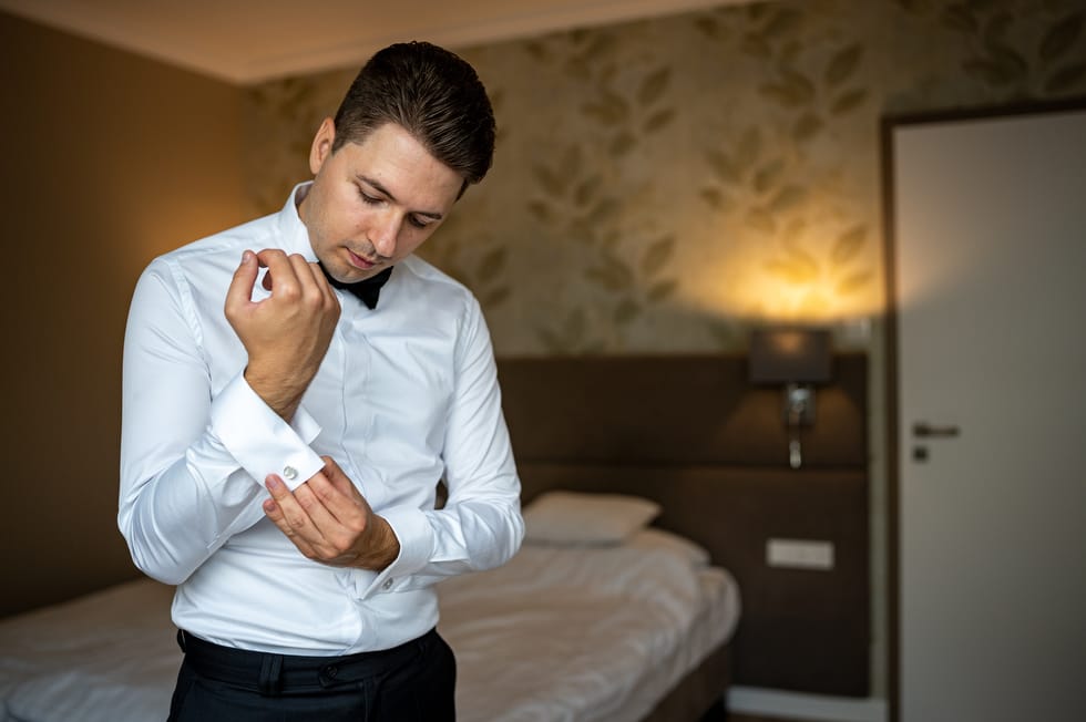 Férj esküvői készülődés közben szmokingot vesz fel a Blaha Lujza hotelben Balatonfüreden.