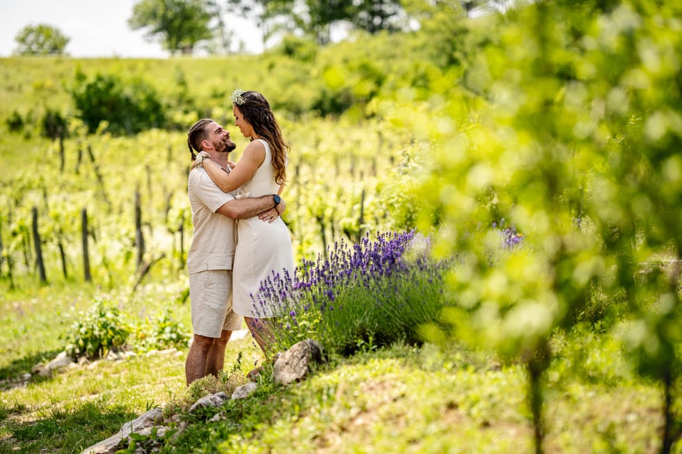 Friss házaspár kreatív fotózás közben nyáron a Balaton mellett Balatonszőlősön a szőlőshegyen