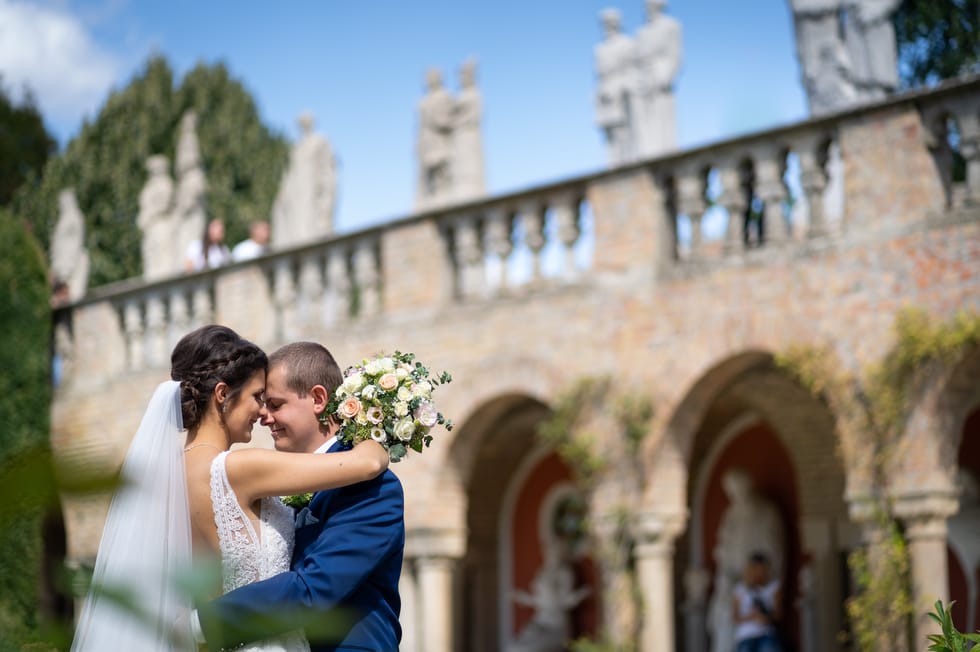 Házaspár kreatív fotózás közben Székesfehréváron a Bori várban