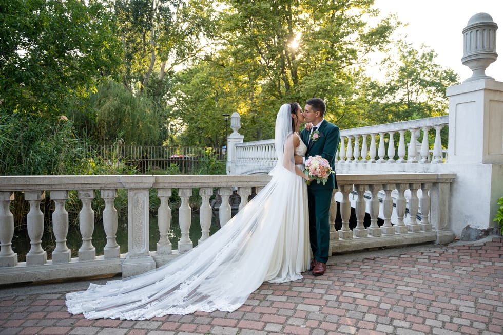 Házaspár esküvői kreatív fotózás közben a Balaton partján Balatonalmádiban a híd mellett