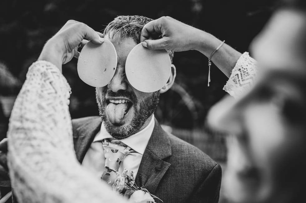 Vicces elkapott pillanat esküvői szertartás közben