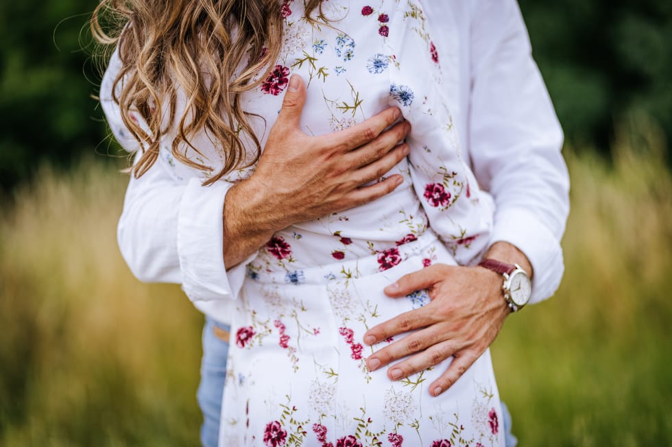 Jegyesfotózás közben készült részletfotó a fiatal párról.