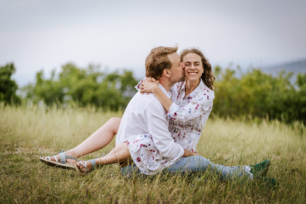 Jegyesfotózás közben a fiatal pár a Hármashatár-hegyen, Budapesten.
