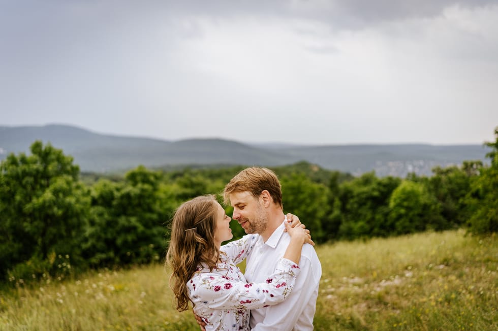Jegyesfotózás közben a fiatal pár a Hármashatár-hegyen, Budapesten.