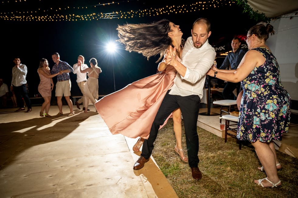 Vicces elkapott pillanat az esküvői buliban tánc közben.