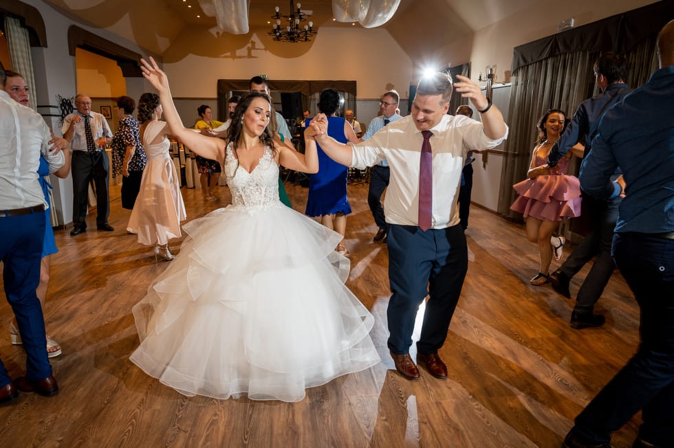 Menyasszony boldogan táncol az esküvői buliban