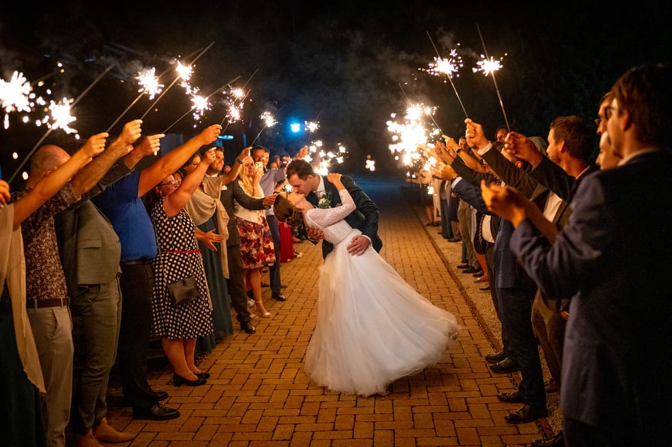 Esküvői csillagszóró alagutat állnak a vendégek az házaspárnak