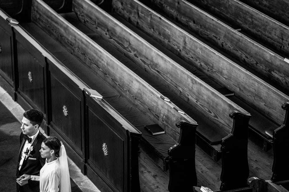 Férj és feleség az esküvő napján a templomi szertartáson, Balatonfüreden a református templomban.