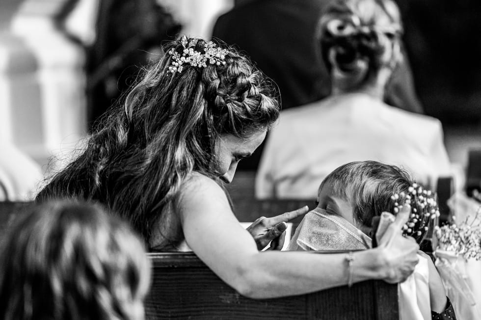 eskuvo-templom-szertartas-pillanat-riport-vicces-kedves-kisgyerek-anya