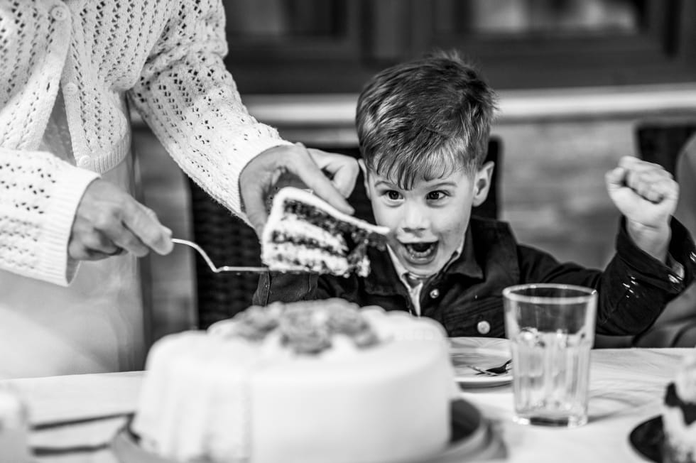 Kisfiu varva varja, hogy megkapja az első szeletet az esküvői tortából.