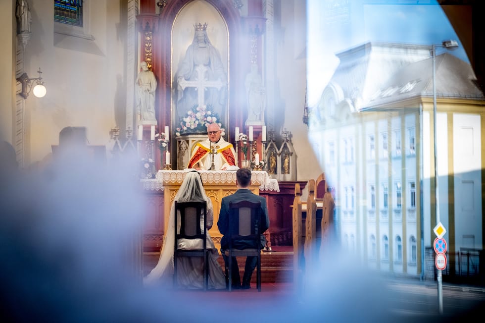 Házaspár az esküvőjük napján a templomi szertartás közben a veszprémi Regina Mundi római katolikus templomban