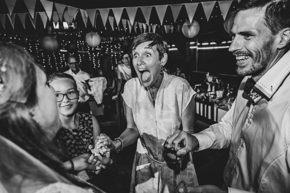 Vidám elkapott pillanat a vendégekkel az esküvői buliban.